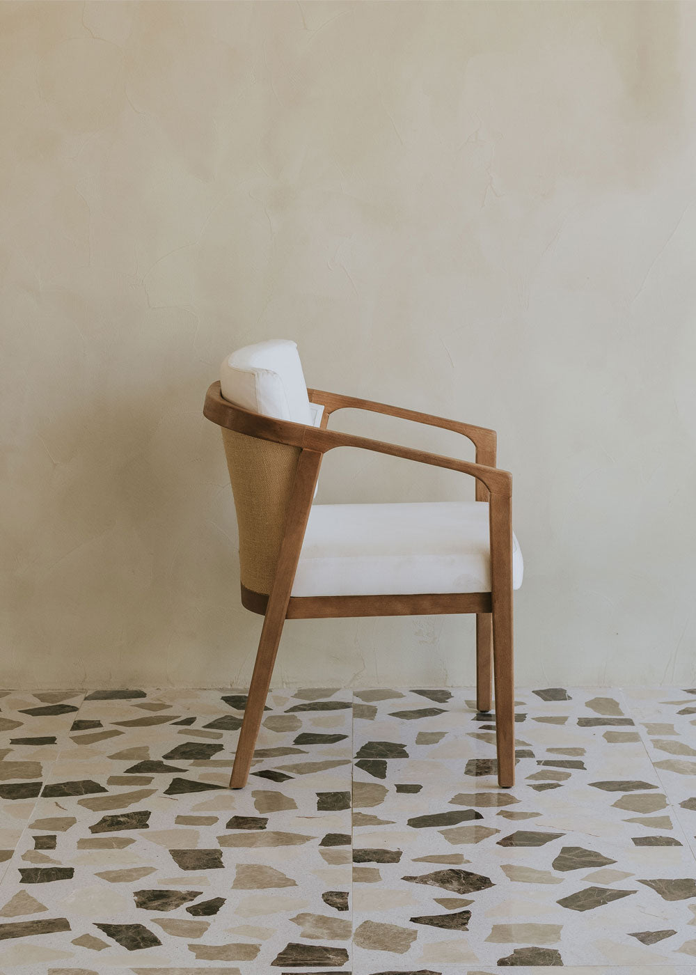 Butaca blanca de exterior en madera con reposabrazos