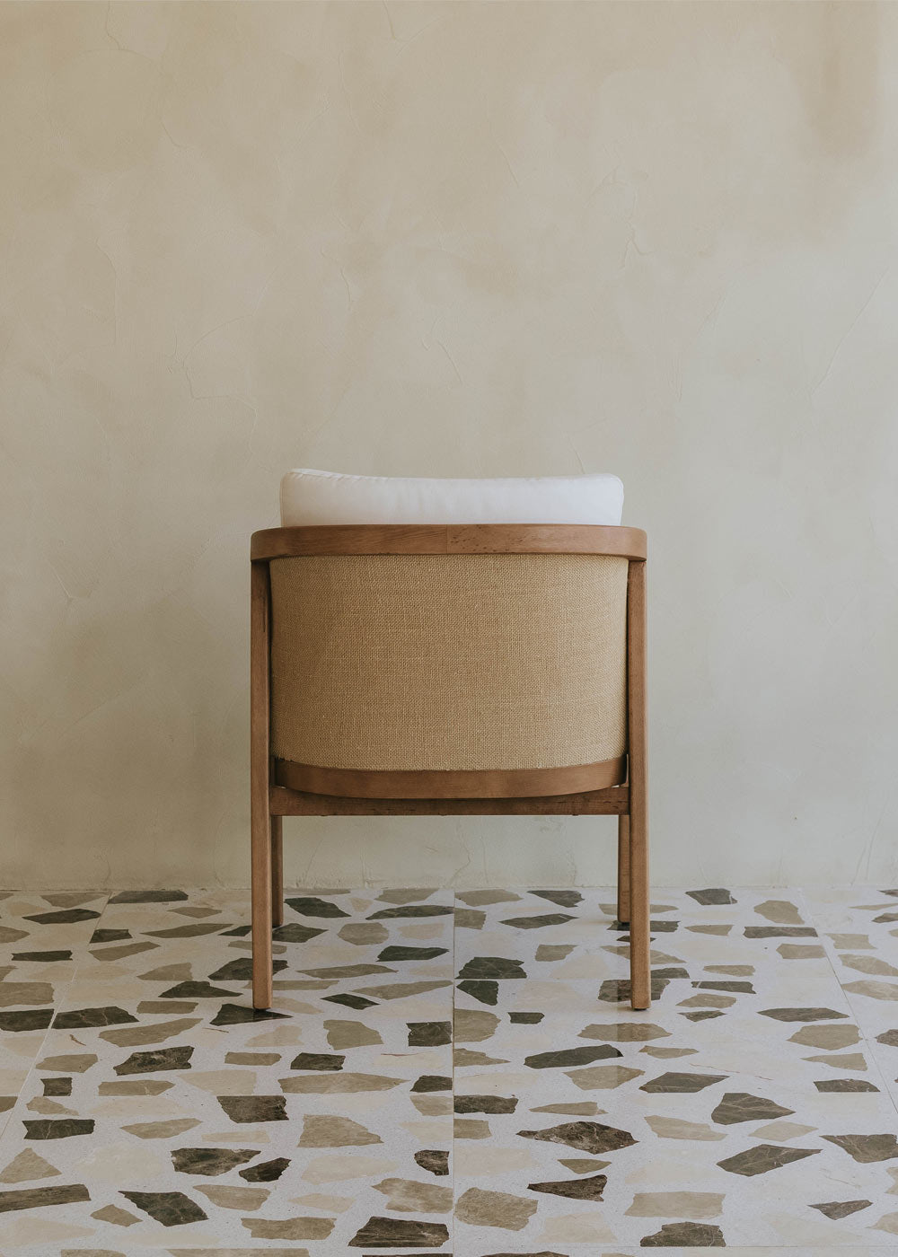 Butaca blanca de exterior en madera con reposabrazos
