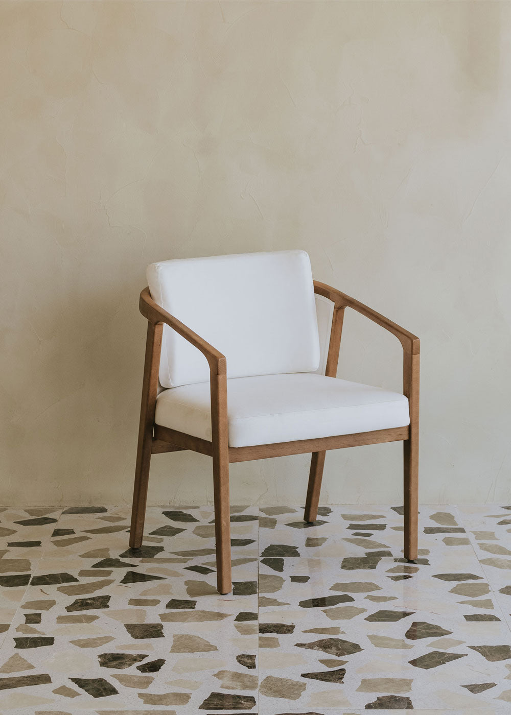 Butaca blanca de exterior en madera con reposabrazos