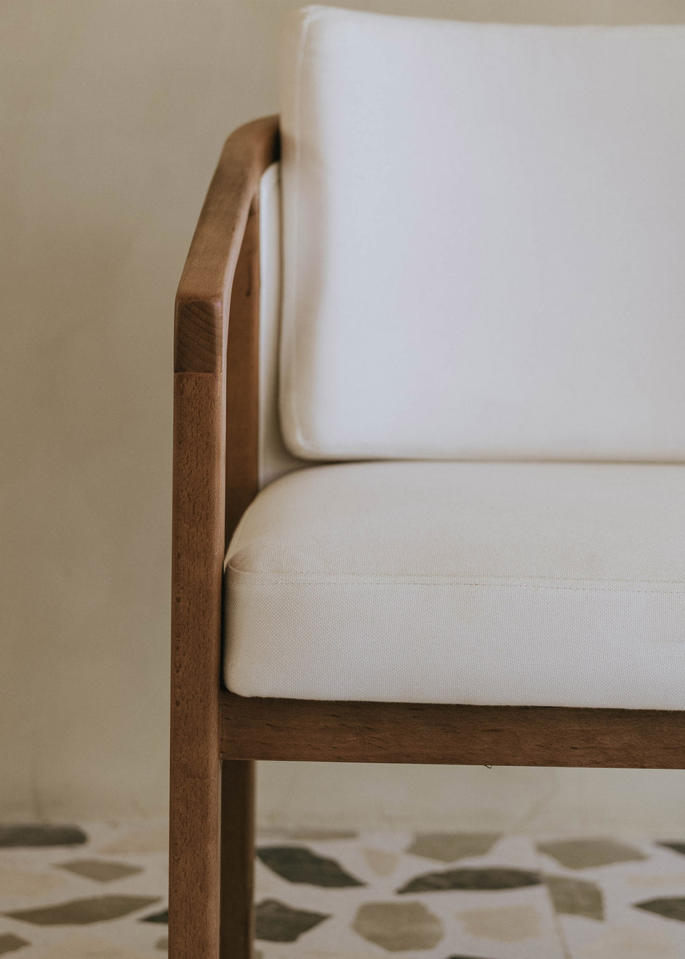 Butaca blanca de exterior en madera con reposabrazos