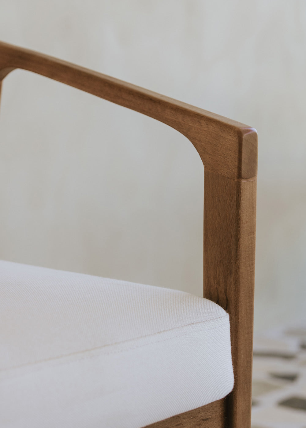 Butaca blanca de exterior en madera con reposabrazos