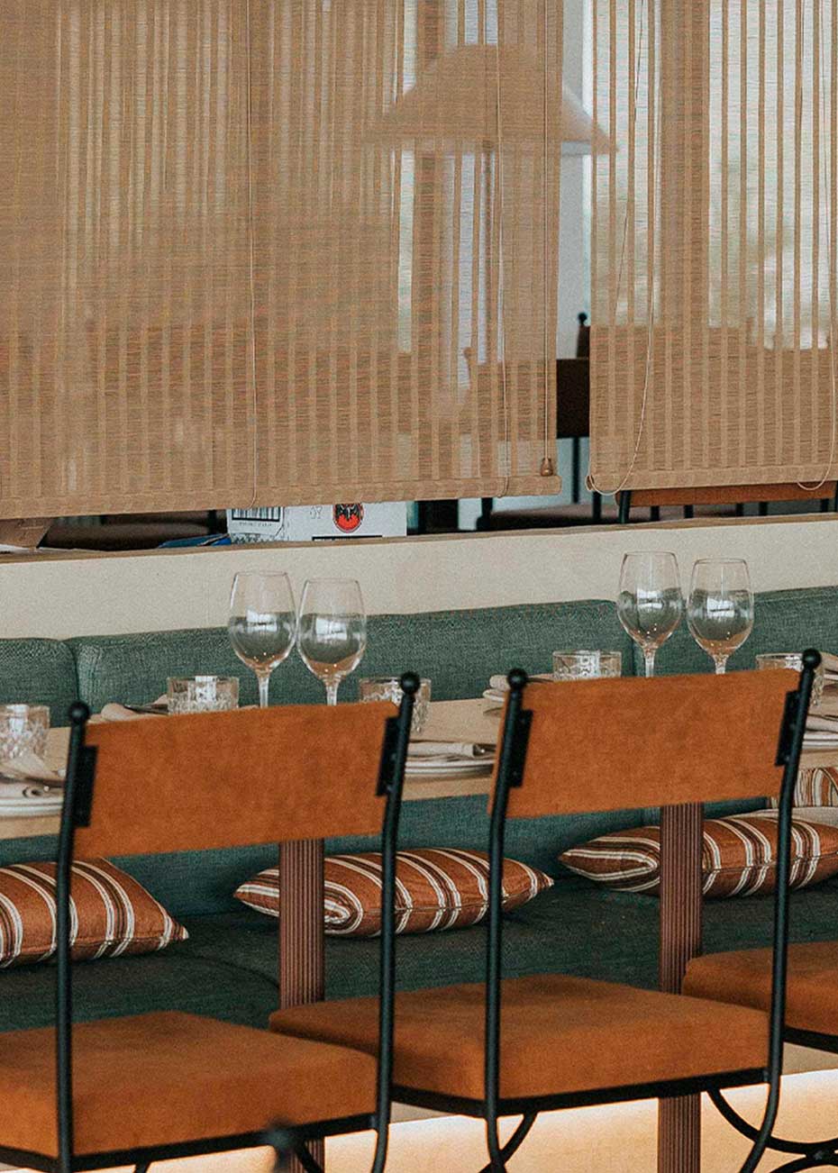 Silla de exterior con estructura de hierro forjado negro tapizada en color caldero.