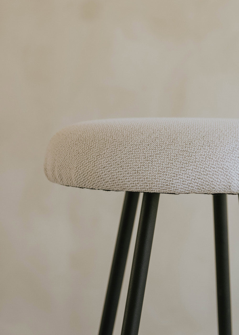 Taburete blanco con estructura de hierro