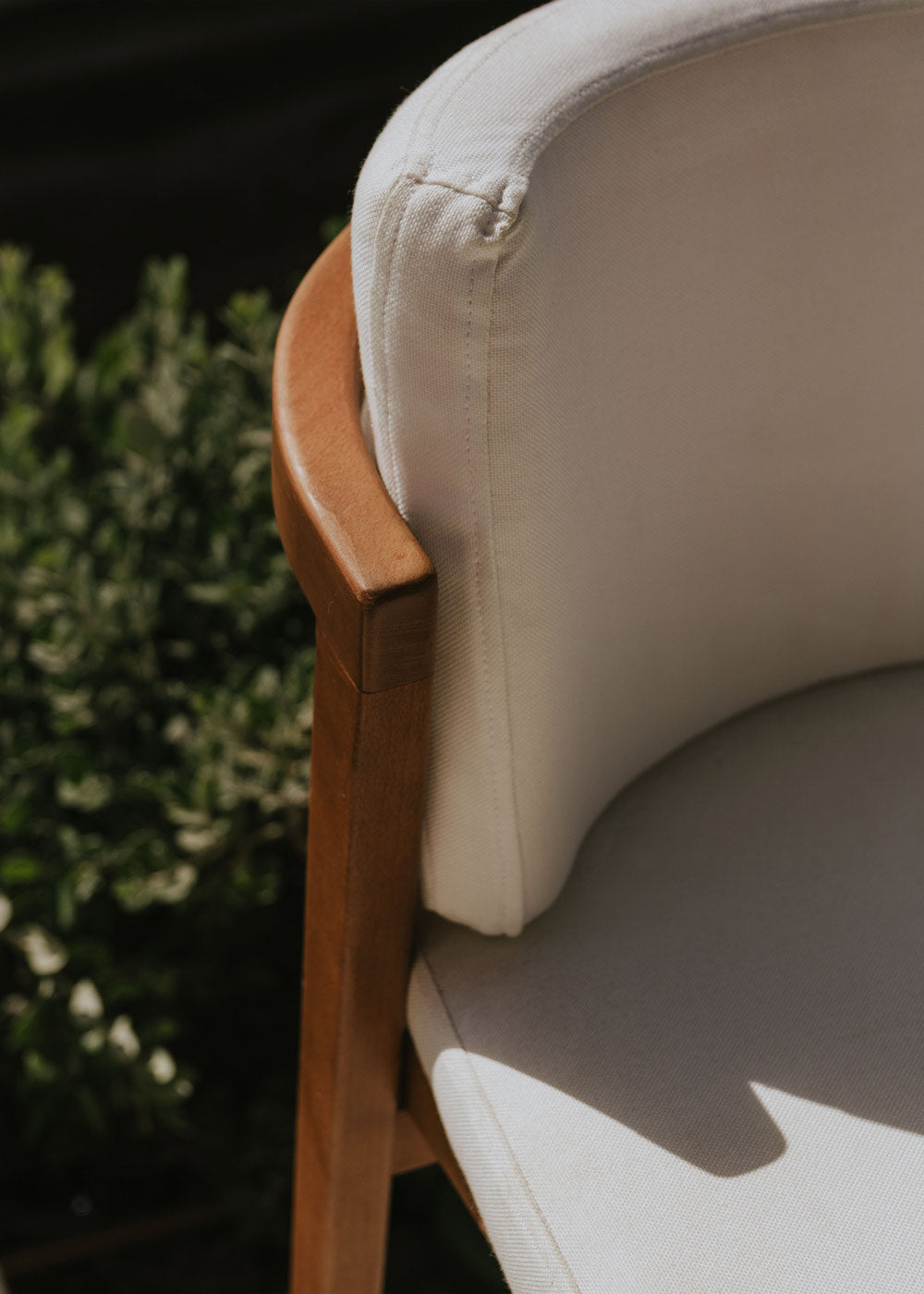 Taburete blanco de madera con respaldo