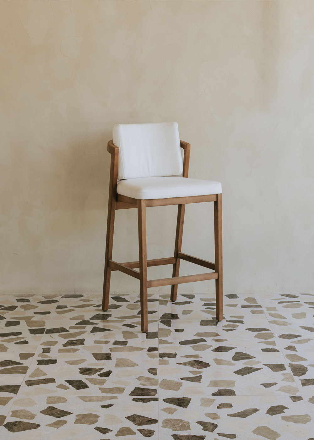 Taburete blanco de madera con respaldo