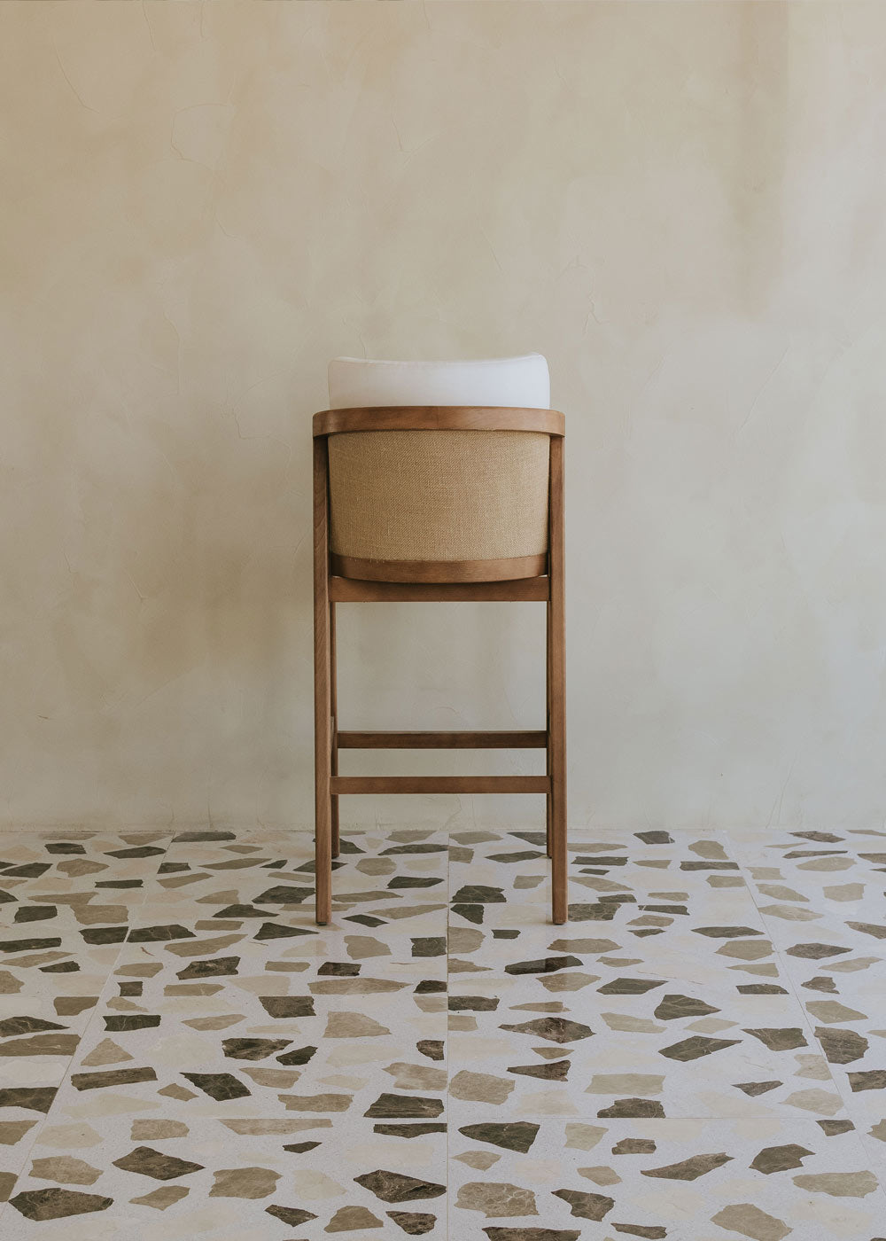 Taburete blanco de madera con respaldo