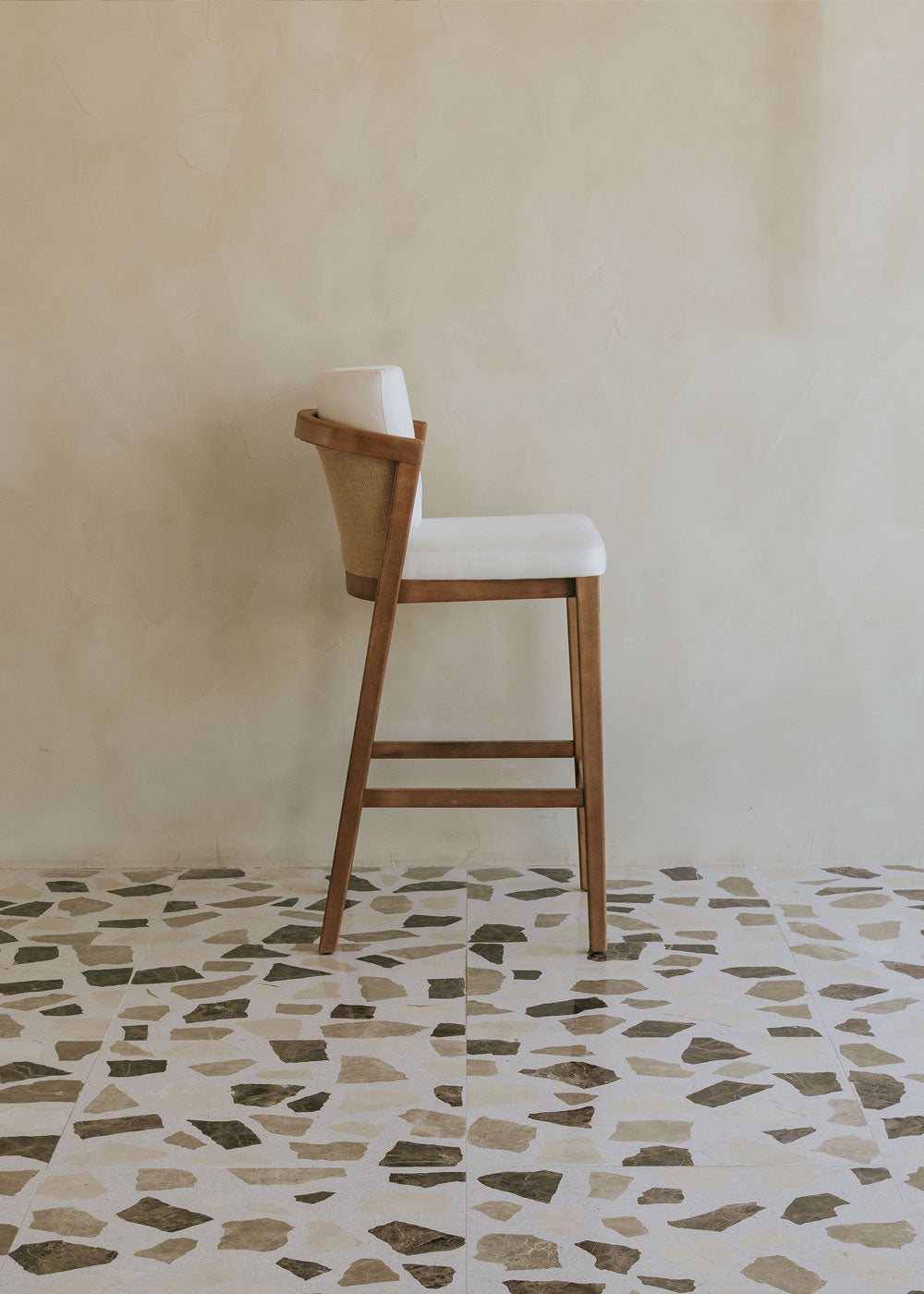 Taburete blanco de madera con respaldo