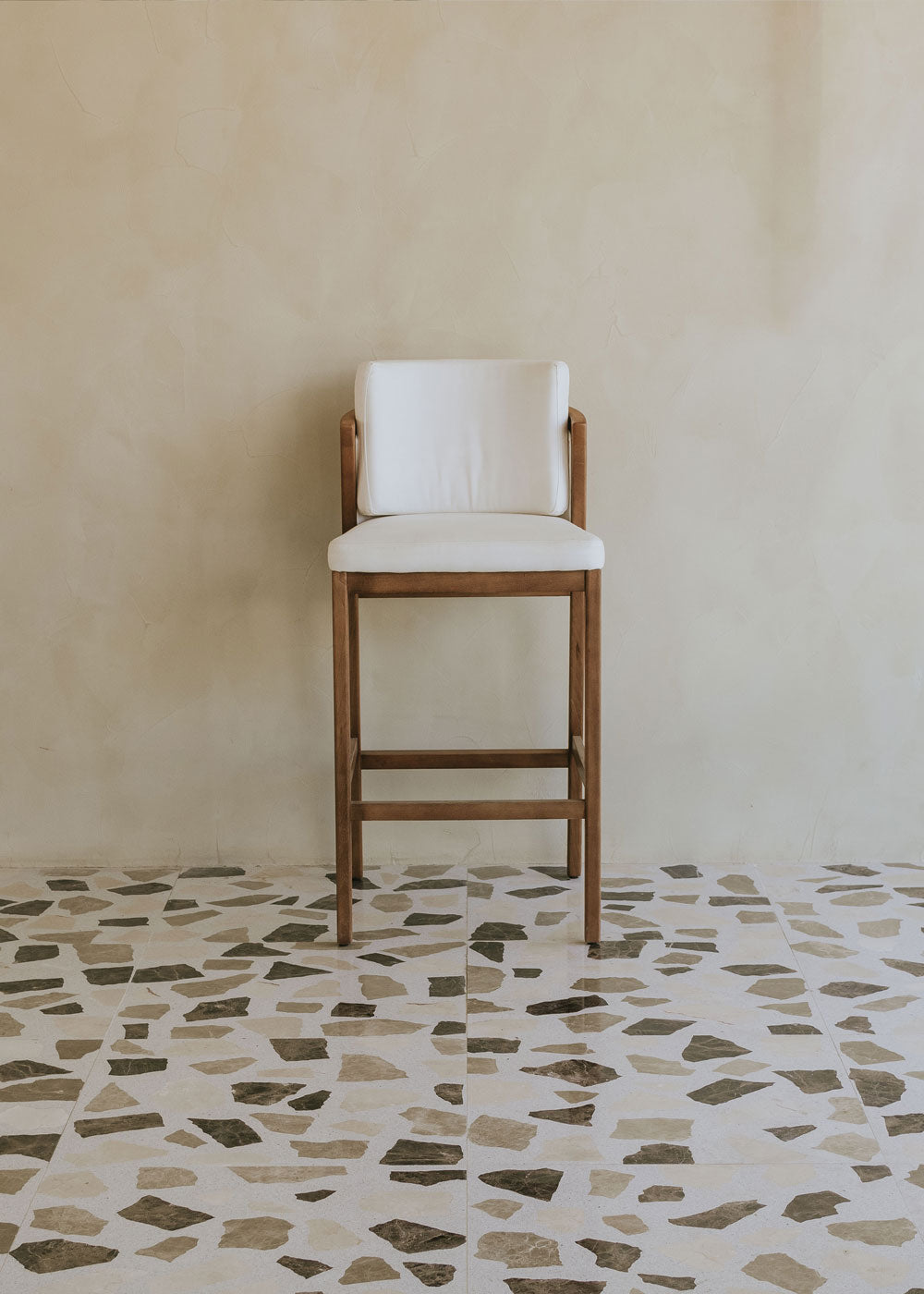 Taburete blanco de madera con respaldo
