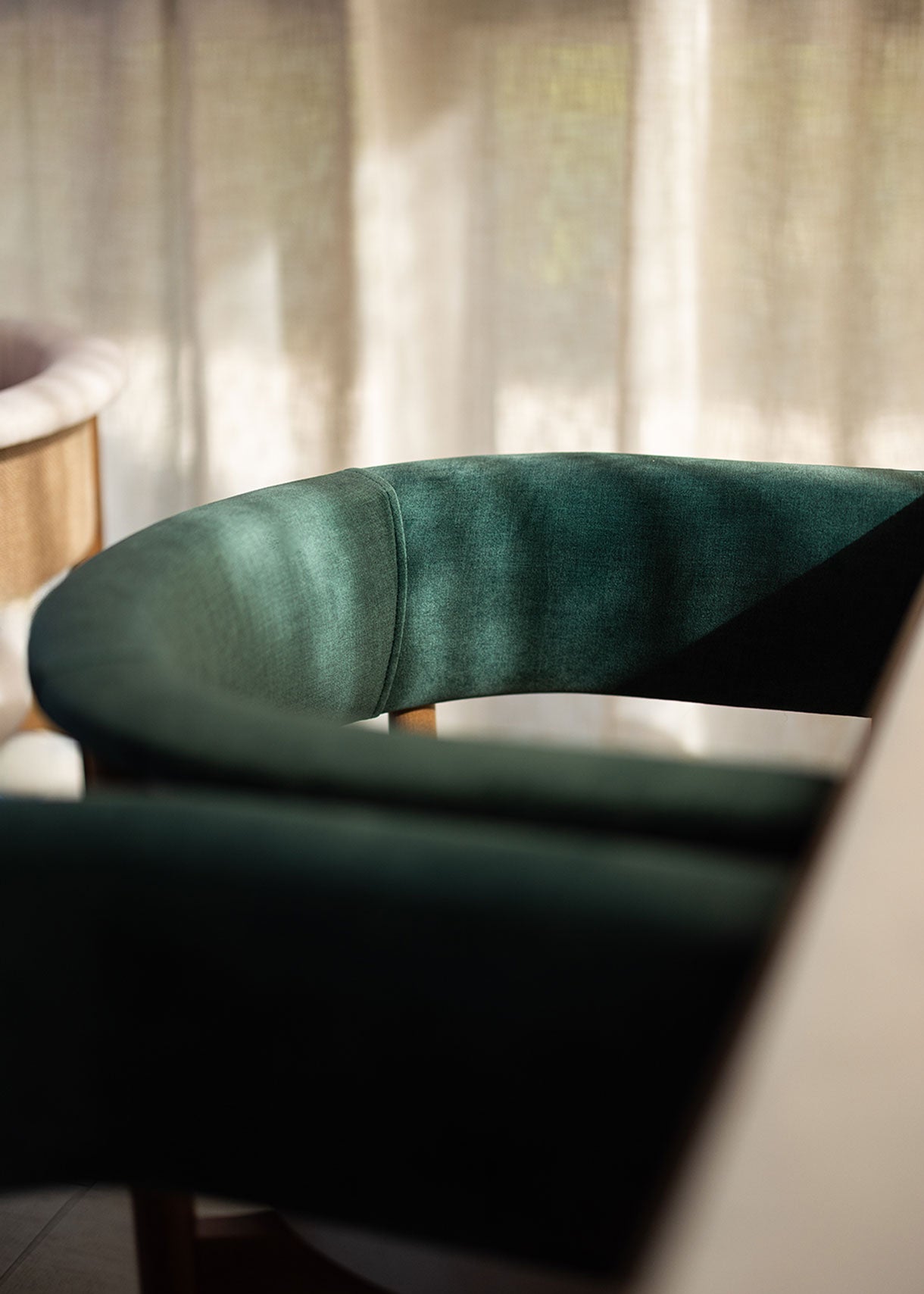 Silla de madera de haya tapizada terciopelo verde y beige. La parte trasera del respaldo está cubierta con tela de yute.