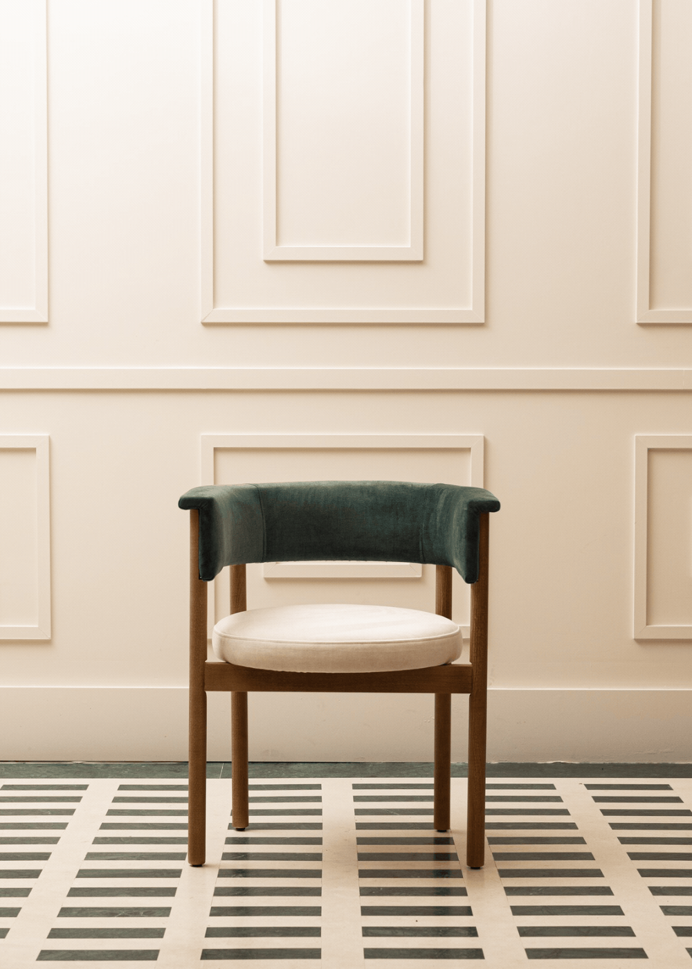 Silla de madera de haya tapizada terciopelo verde y beige. La parte trasera del respaldo está cubierta con tela de yute.