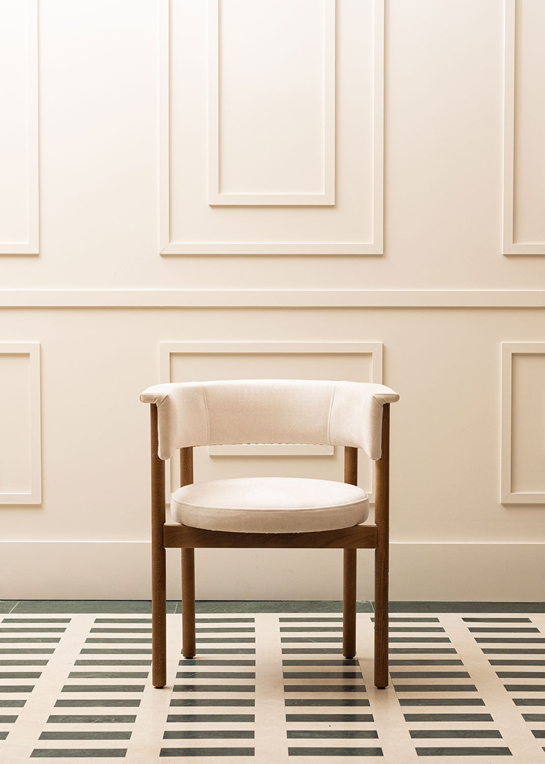 Silla de madera de haya tapizada con terciopelo beige.