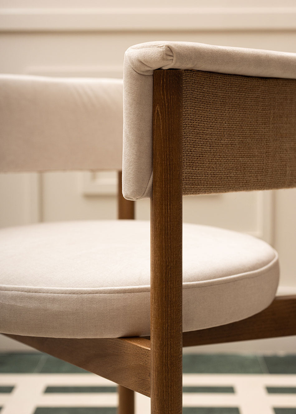 Silla de madera de haya tapizada con terciopelo beige.