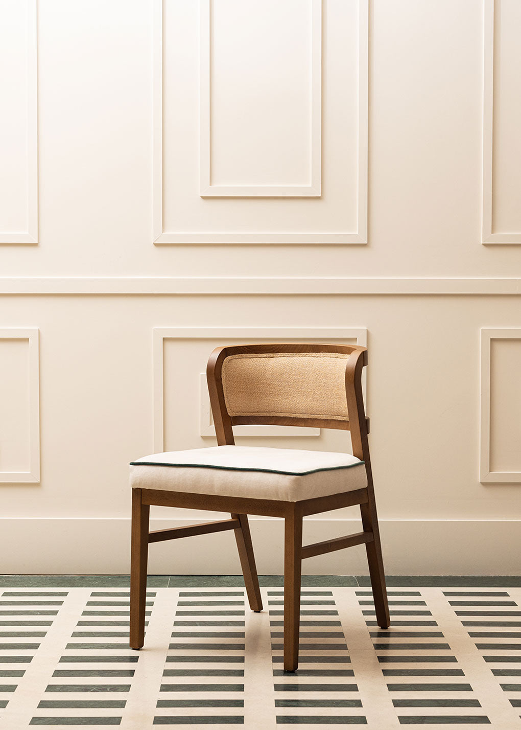 Silla de madera de haya tapizada con terciopelo beige, vivo en terciopelo verde y respaldo de tela de yute.