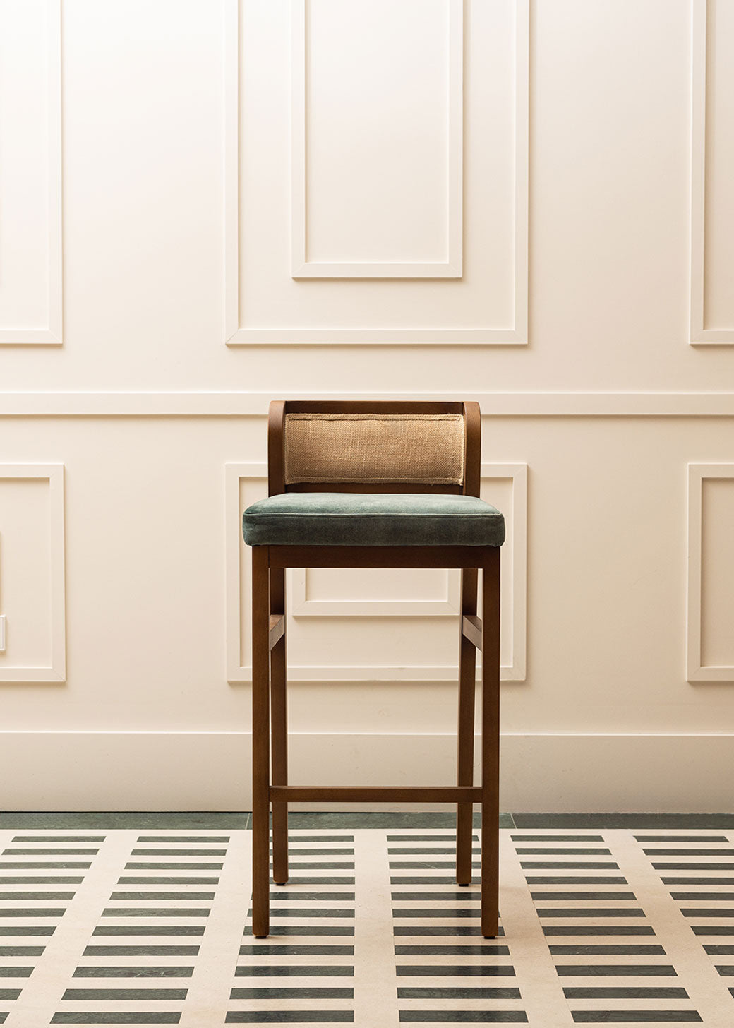 Taburete con estructura de madera de haya tapizado en terciopelo verde con respaldo de tela de yute
