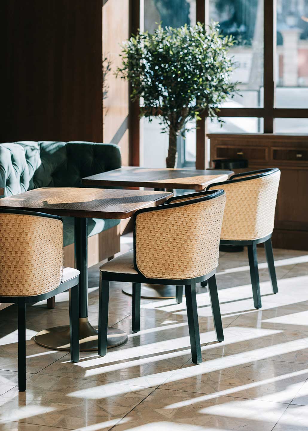 Silla de madera de haya lacada en negro, tapizada con terciopelo beige.