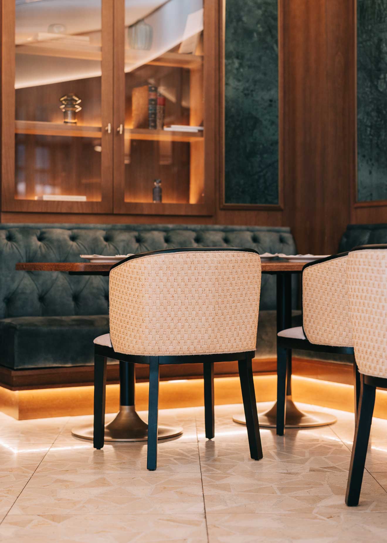 Silla de madera de haya lacada en negro, tapizada con terciopelo beige.