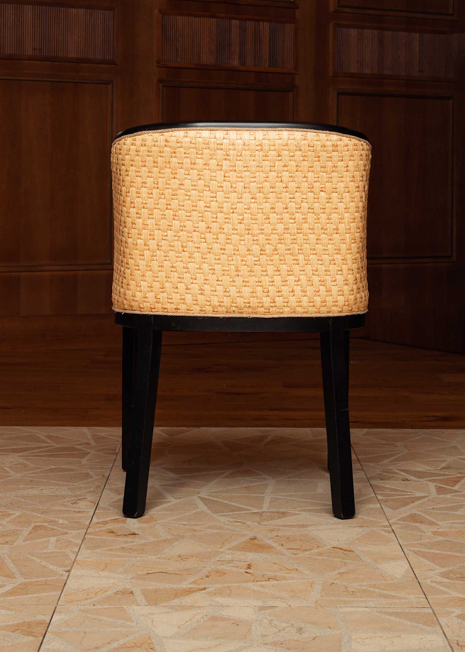 Silla de madera de haya lacada en negro, tapizada con terciopelo beige.