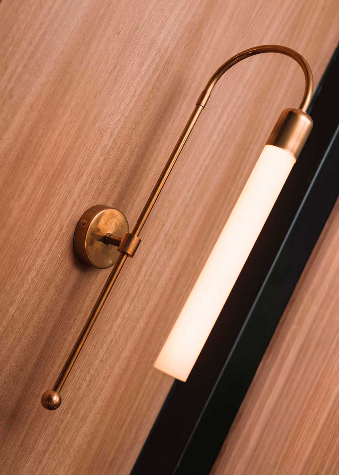 Aplique de latón bruto con tubo de metacrilato translúcido.