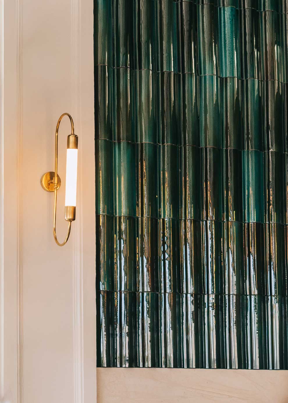 Aplique de latón bruto con tubo de metacrilato translúcido