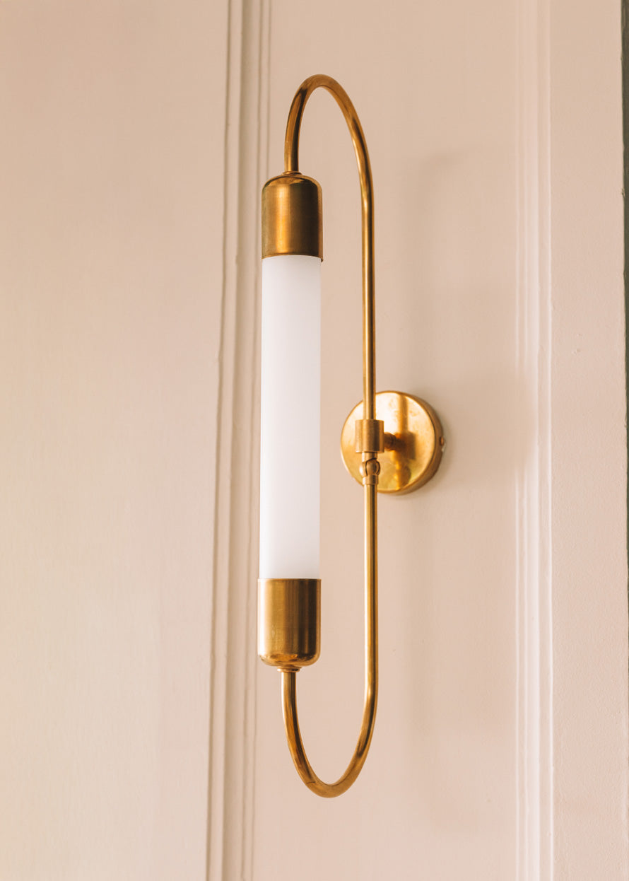 Aplique de latón bruto con tubo de metacrilato translúcido