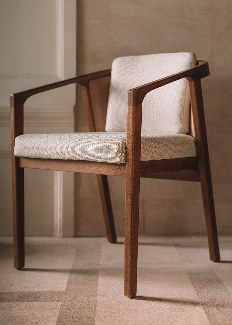 Silla de madera de haya con reposabrazos tapizada con una tela con textura en color beige