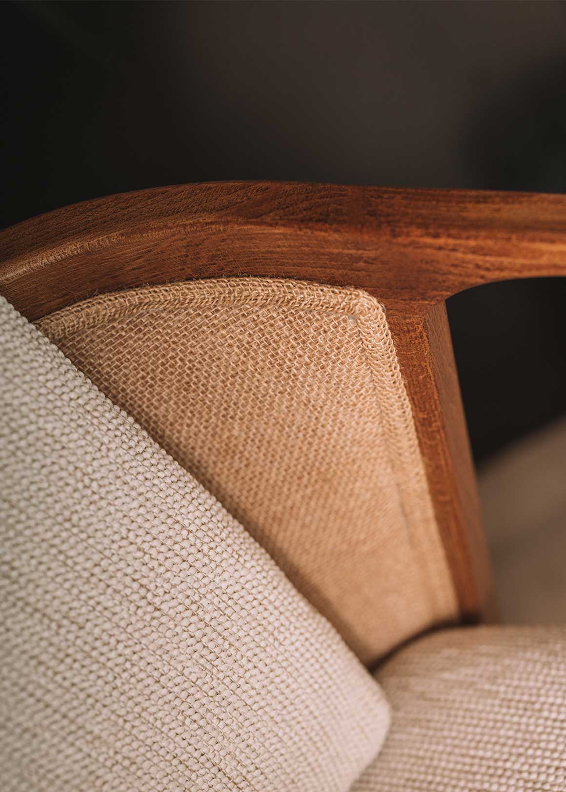 Silla de madera de haya con reposabrazos tapizada con una tela con textura en color beige