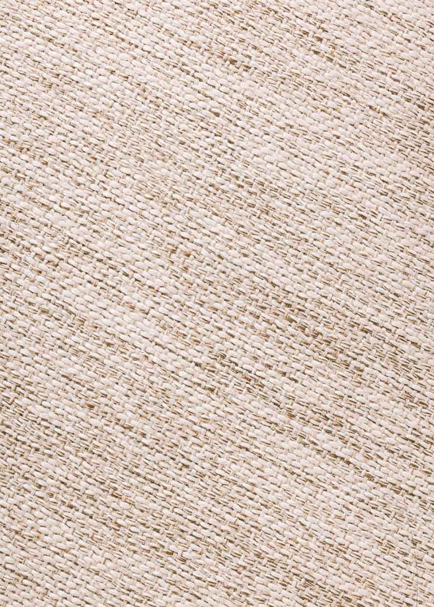 Silla de madera de haya con reposabrazos tapizada en tela jaspeada.