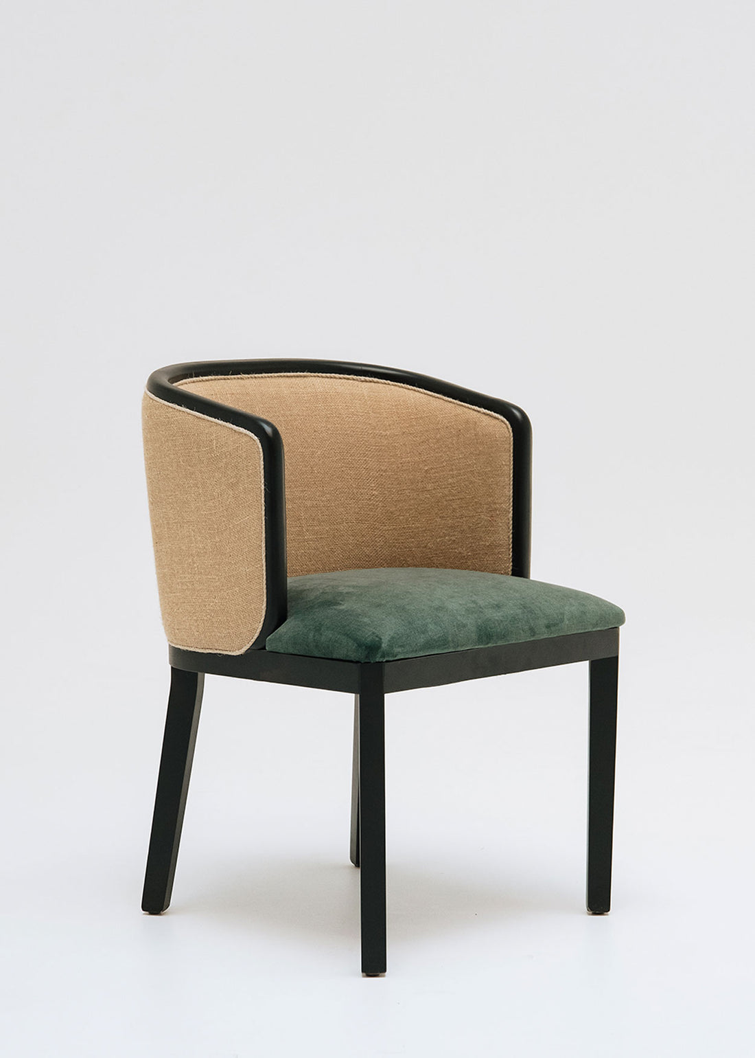 Silla de rafia trenzada y madera negra