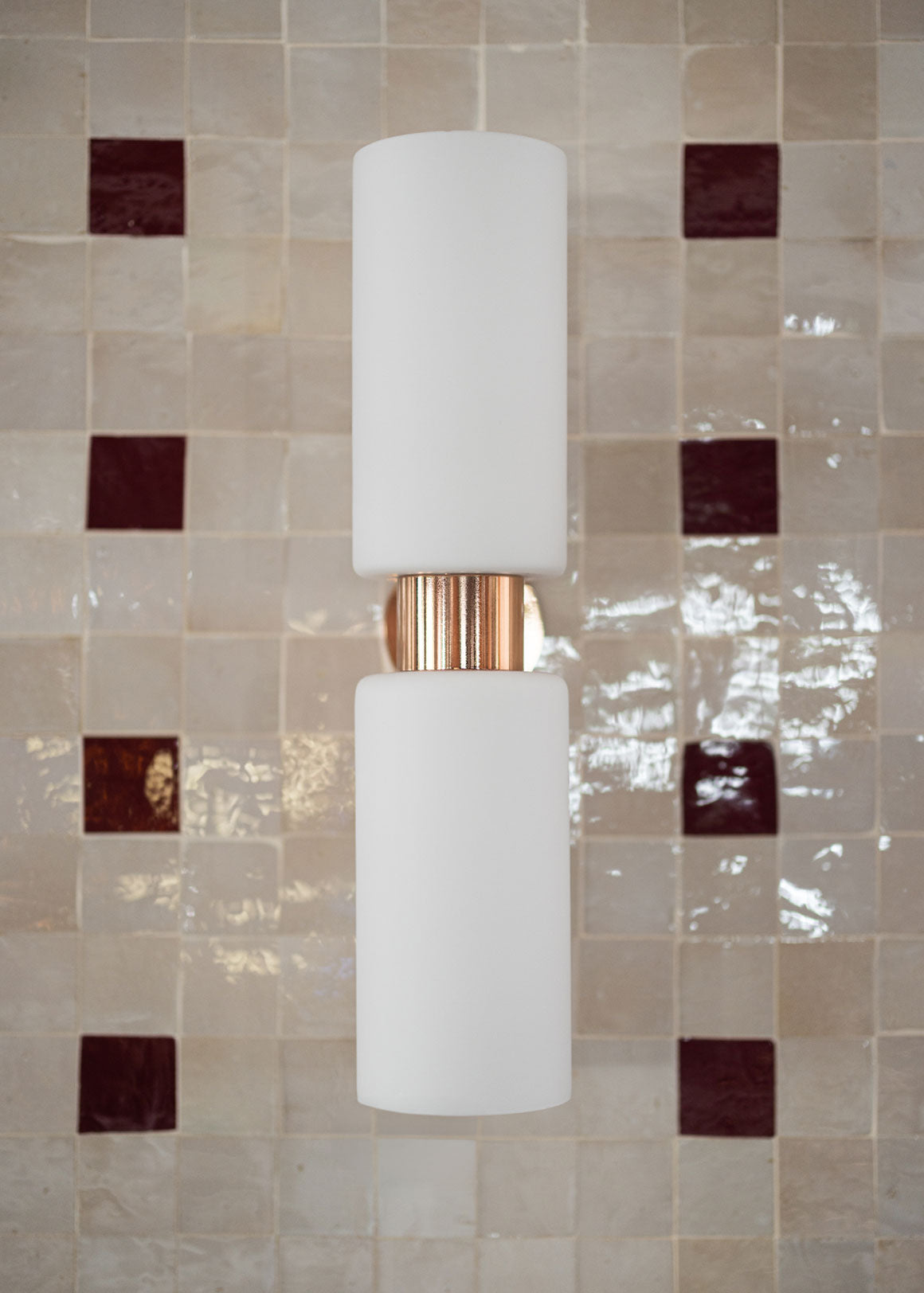 Aplique de pared de latón con tulipas de cristal opalescente