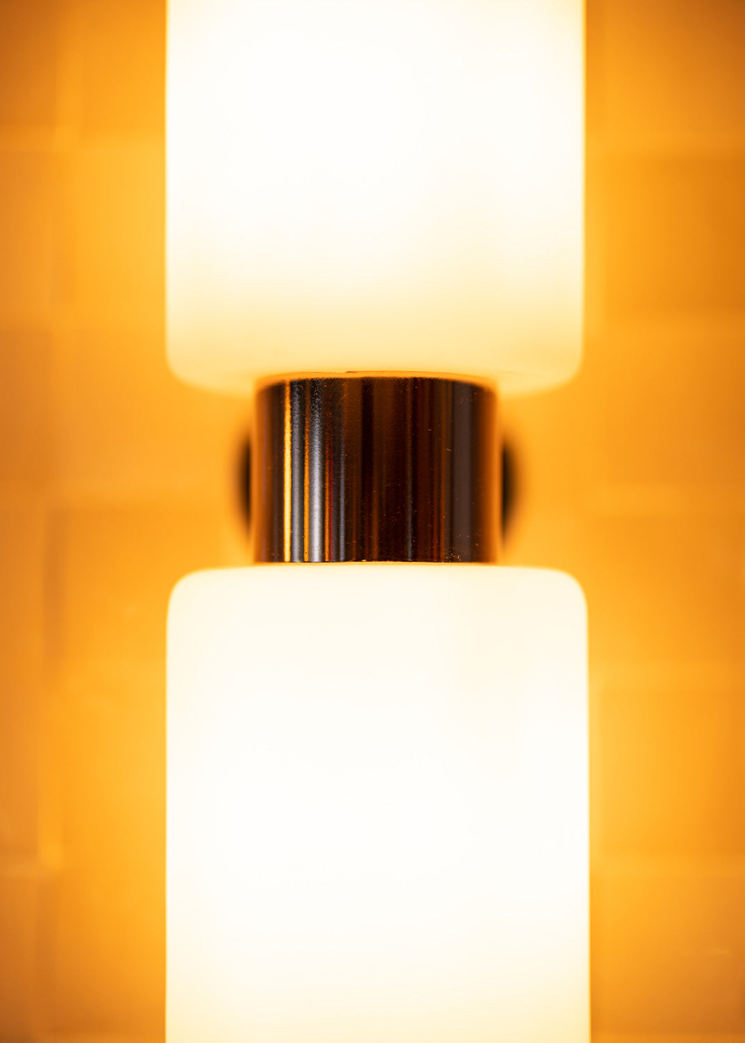 Aplique de pared de latón con tulipas de cristal opalescente