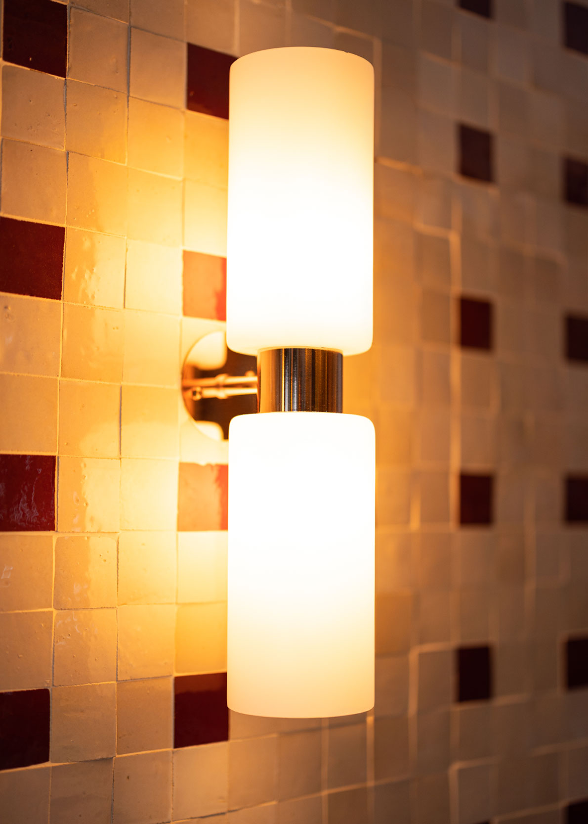 Aplique de pared de latón con tulipas de cristal opalescente