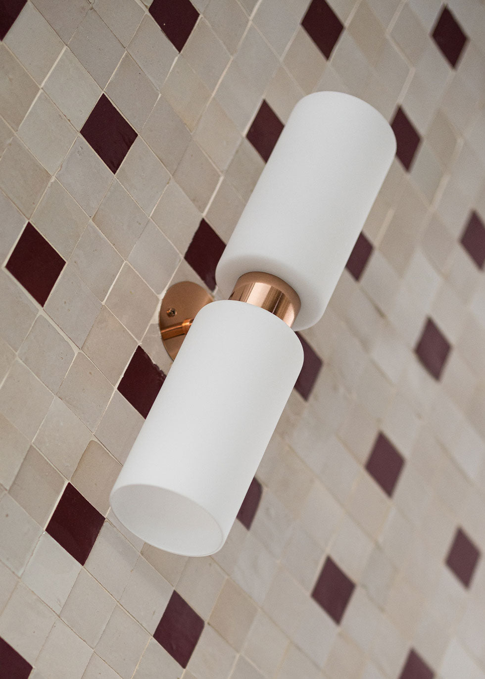 Aplique de pared de latón con tulipas de cristal opalescente