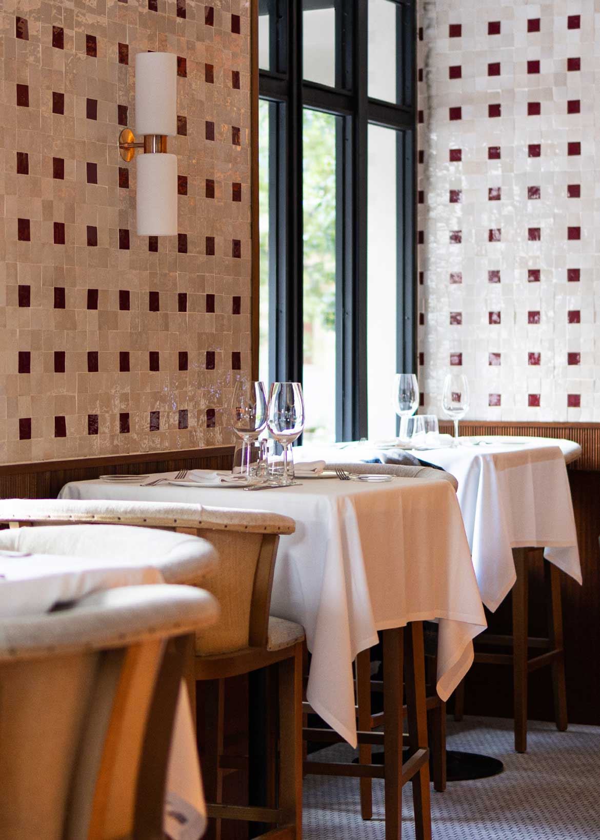 Aplique de pared de latón con tulipas de cristal opalescente