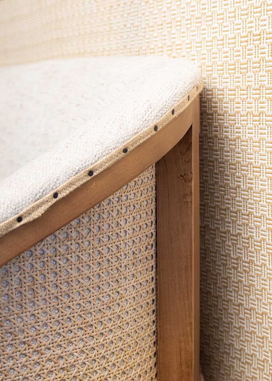 Banco tapizado con estructura de madera de haya