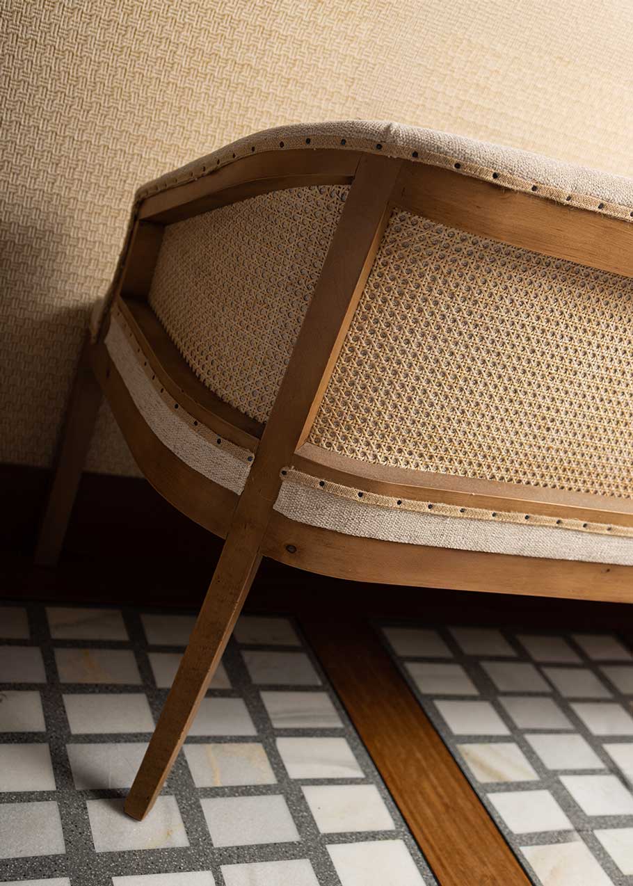 Banco tapizado con estructura de madera de haya