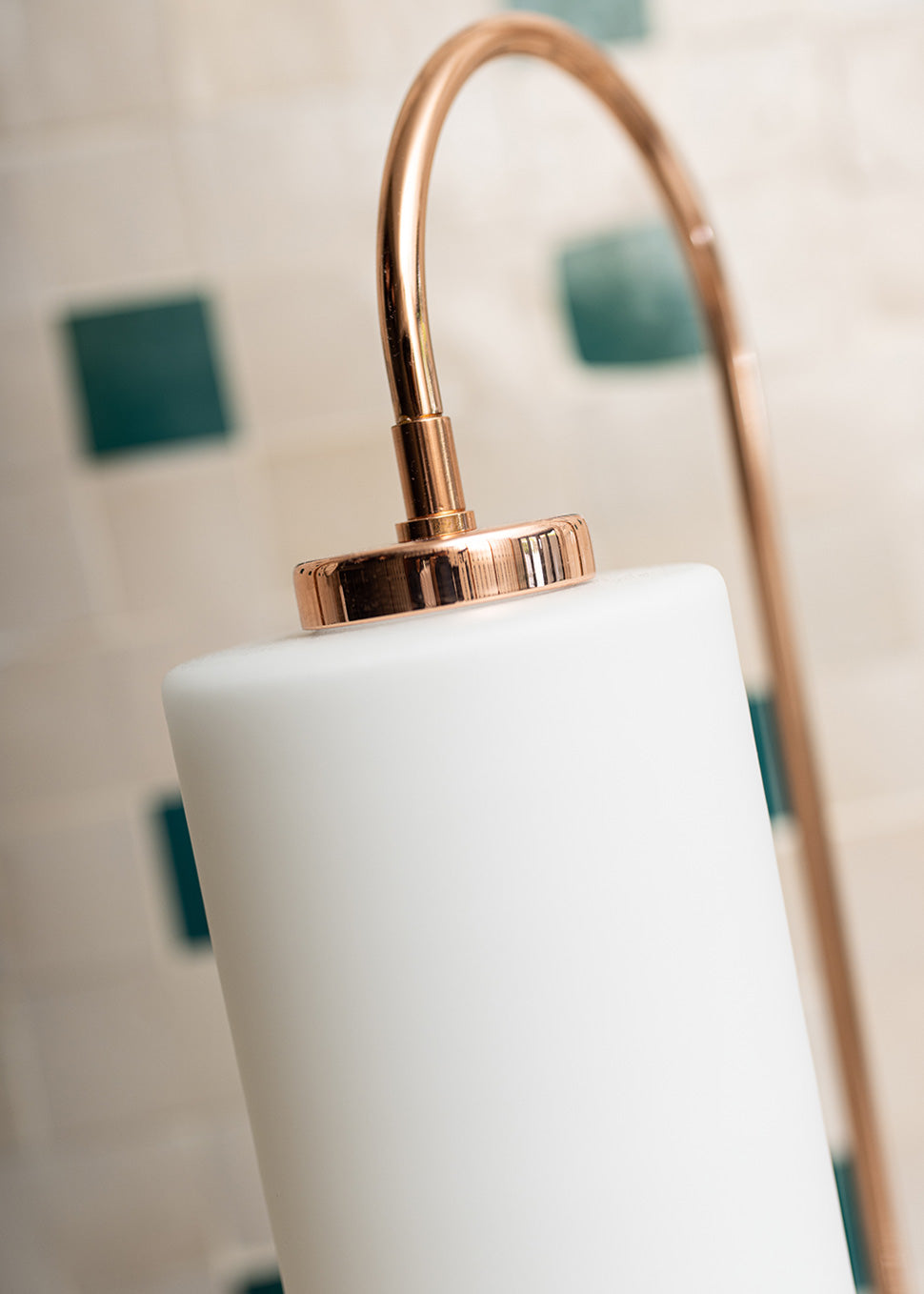 Lámpara de pie en madera de haya y latón con tulipa de cristal opalescente