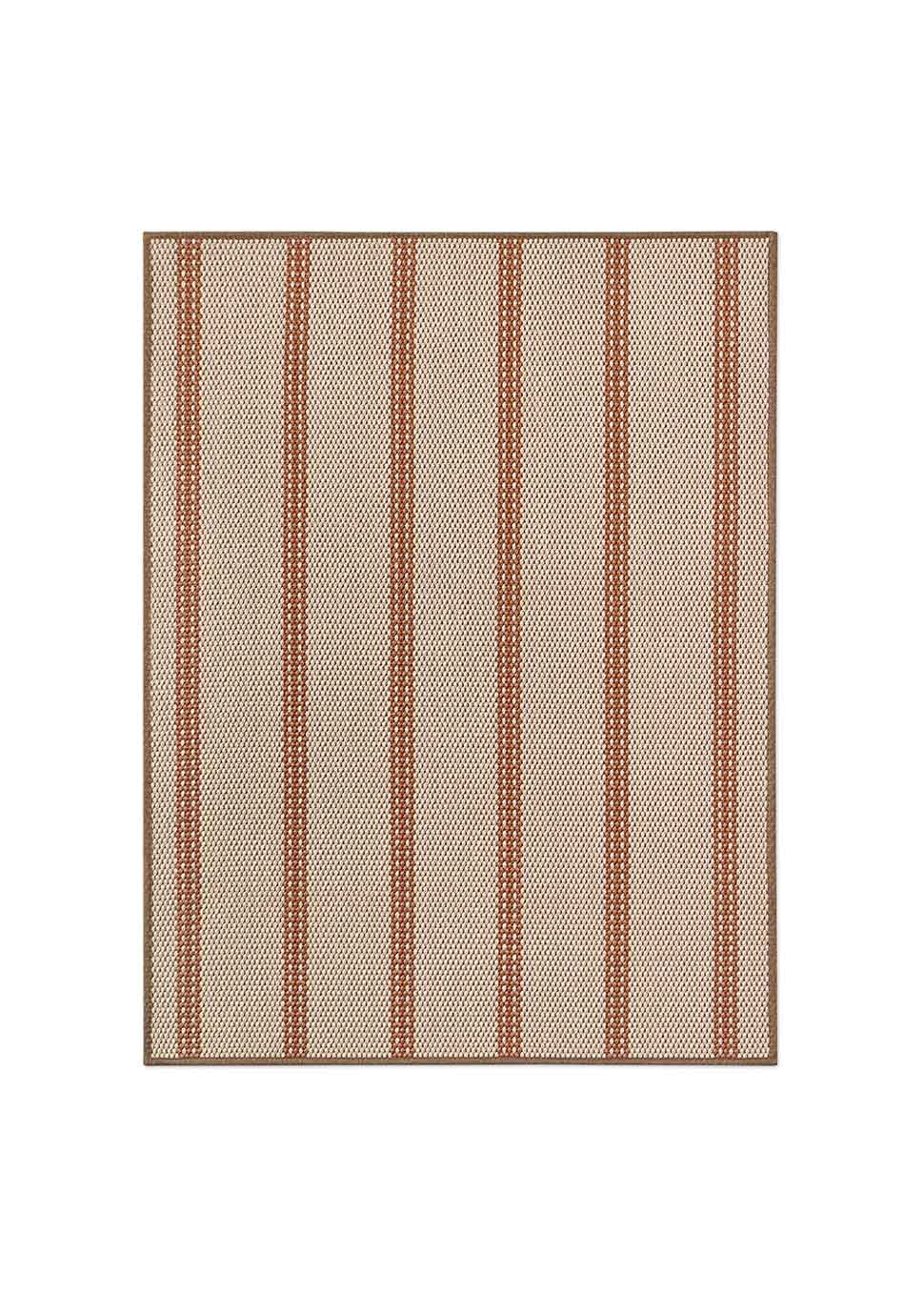 Alfombra fabricada en PET a partir de botellas de plástico recicladas de color beige con detalles en teja y elaborada en telar wilton de tejido plano.