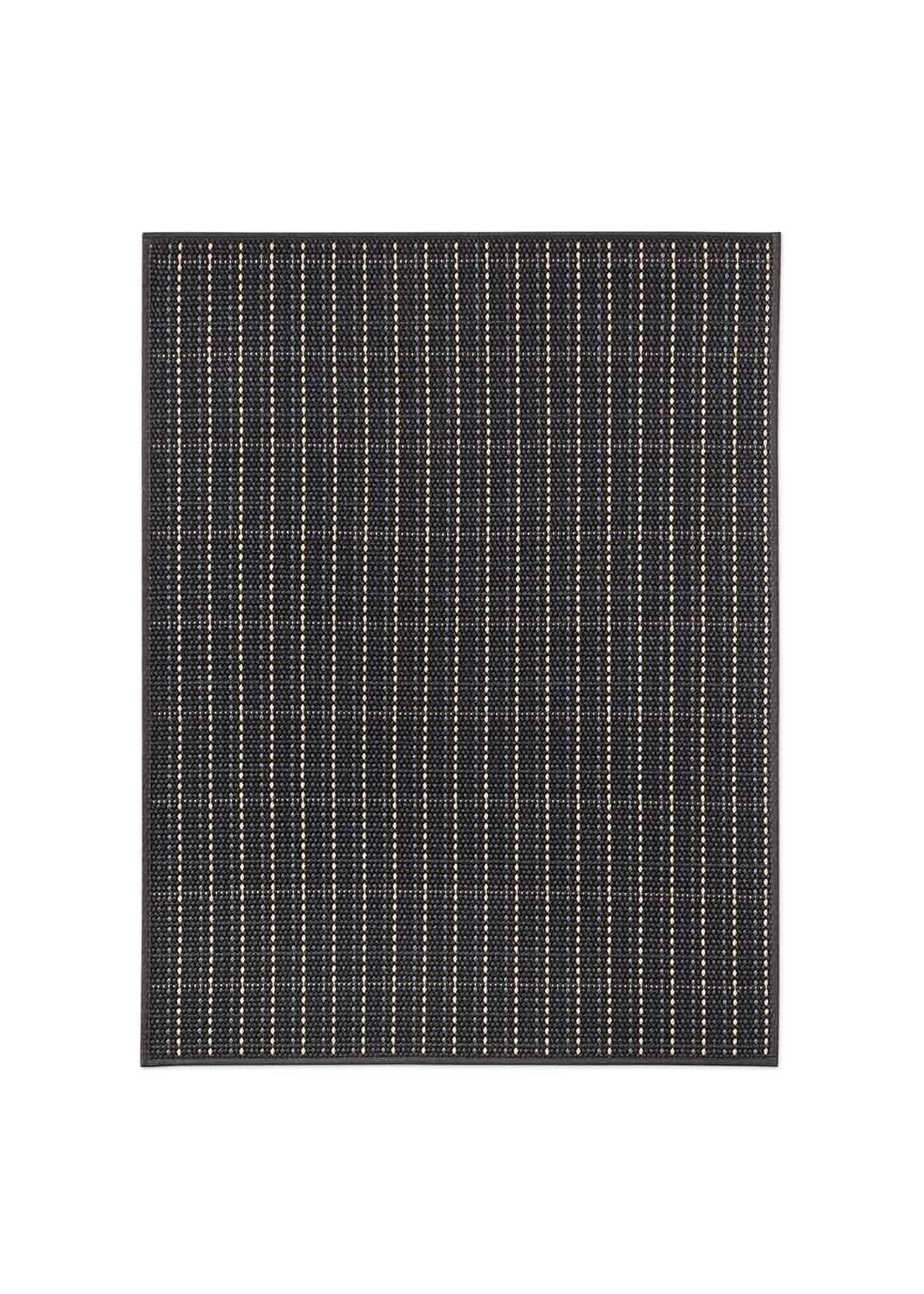 Alfombra fabricada en PET a partir de botellas de plástico recicladas de color azul oscuro en telar wilton de tejido plano.