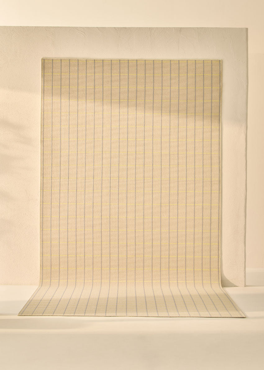 Alfombra fabricada en PET a partir de botellas de plástico recicladas de color beige en telar wilton de tejido plano.