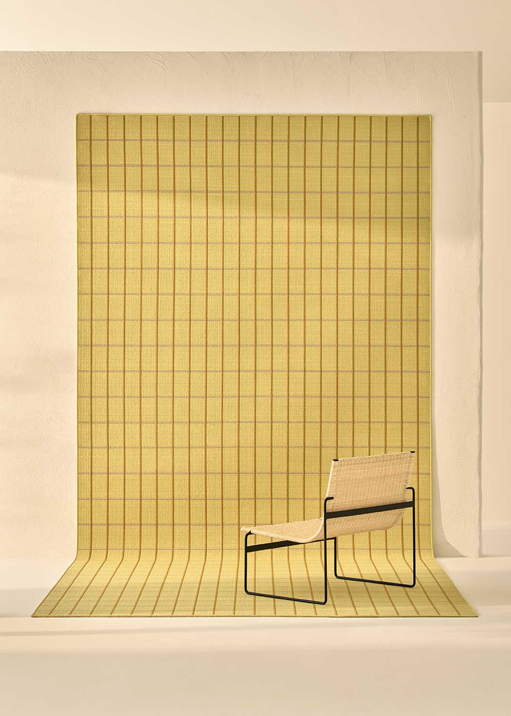 Alfombra fabricada en PET a partir de botellas de plástico recicladas de color amarillo en telar wilton de tejido plano.