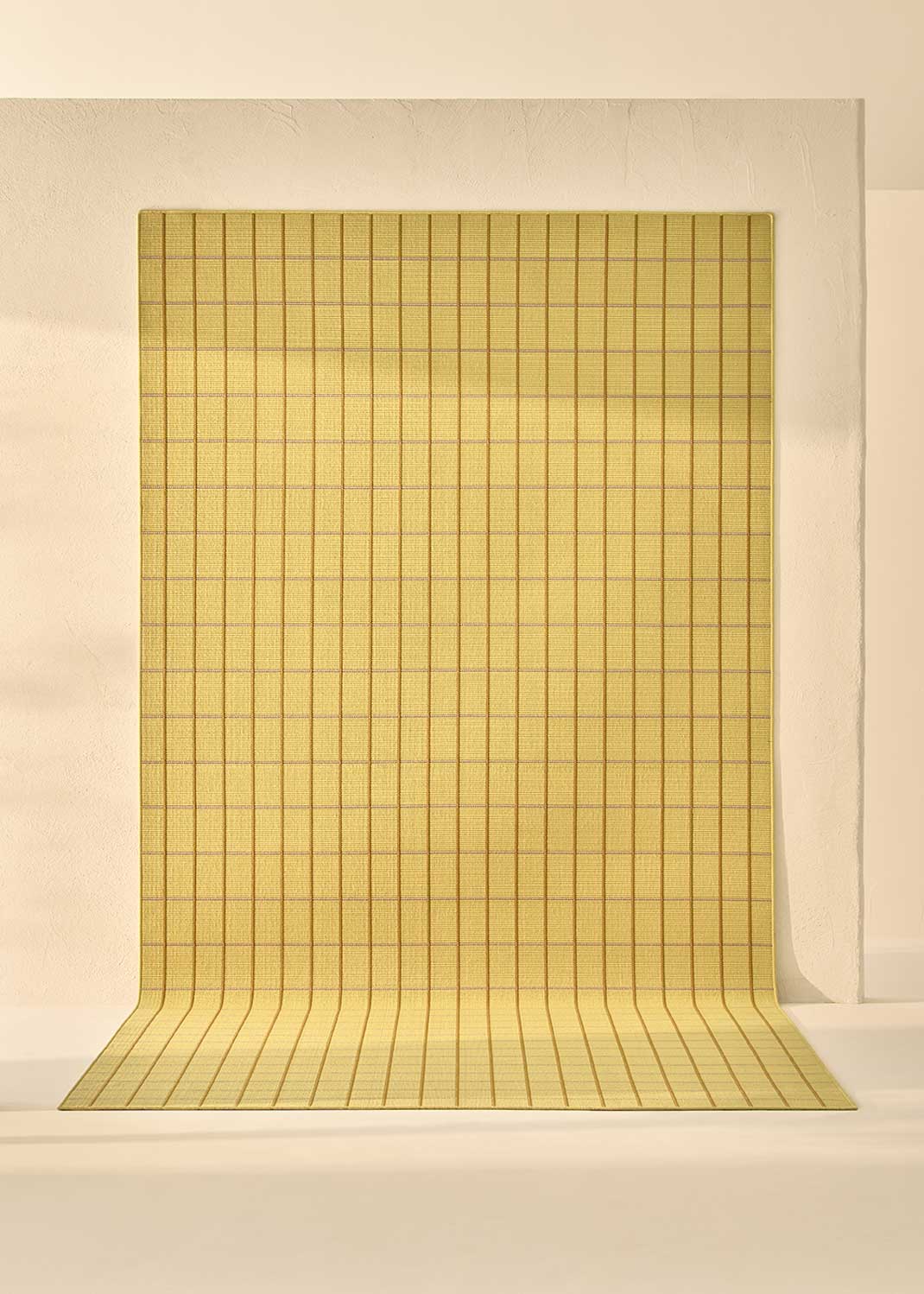 Alfombra fabricada en PET a partir de botellas de plástico recicladas de color amarillo en telar wilton de tejido plano.