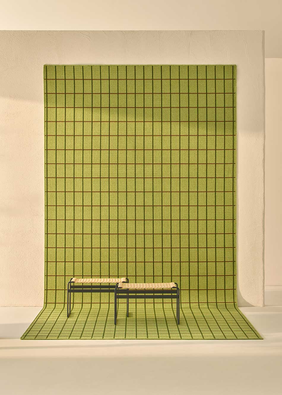 Alfombra fabricada en PET a partir de botellas de plástico recicladas de color verde pistacho en telar wilton de tejido plano.
