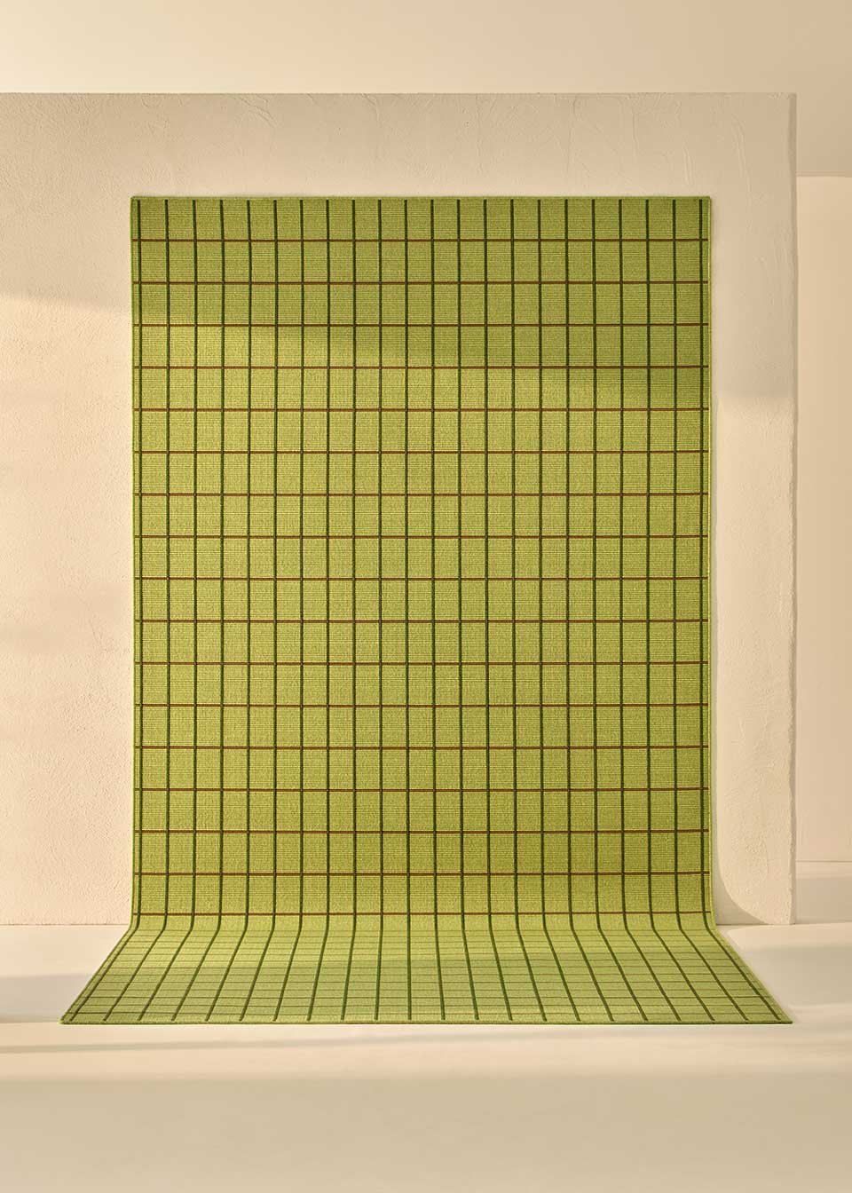 Alfombra fabricada en PET a partir de botellas de plástico recicladas de color verde pistacho en telar wilton de tejido plano.