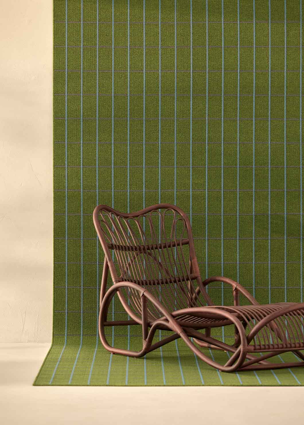 Alfombra fabricada en PET a partir de botellas de plástico recicladas de color verde oscuro en telar wilton de tejido plano.
