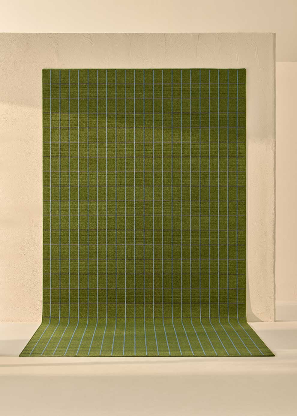 Alfombra fabricada en PET a partir de botellas de plástico recicladas de color verde oscuro en telar wilton de tejido plano.