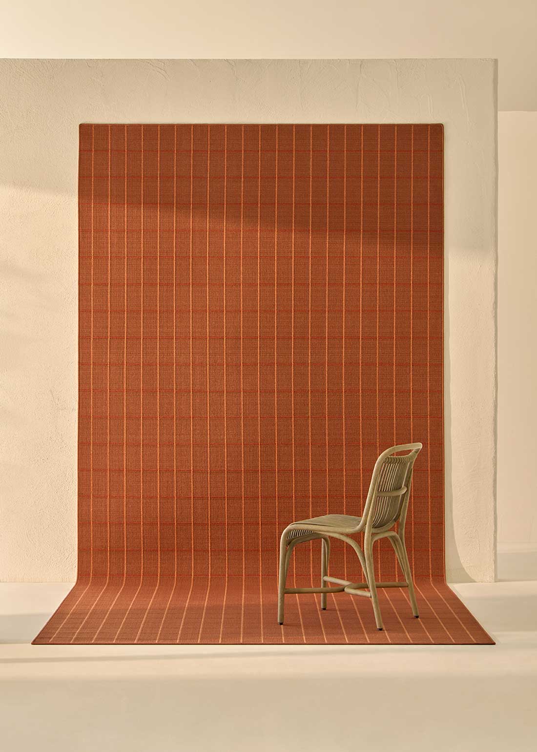 Alfombra fabricada en PET a partir de botellas de plástico recicladas de color rojo en telar wilton de tejido plano.
