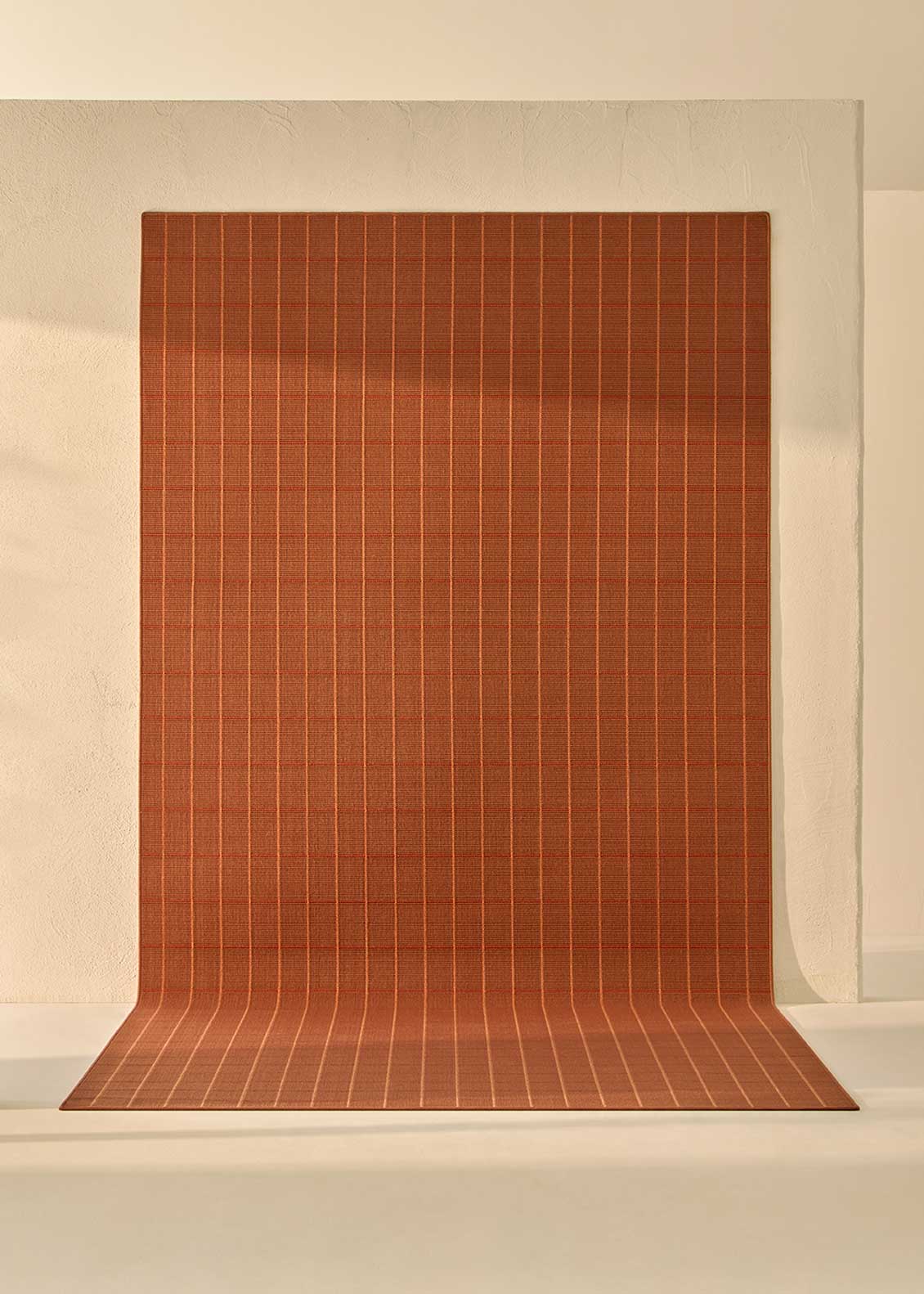Alfombra fabricada en PET a partir de botellas de plástico recicladas de color rojo en telar wilton de tejido plano.