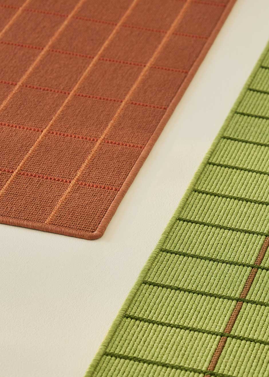 Alfombra fabricada en PET a partir de botellas de plástico recicladas de color rojo en telar wilton de tejido plano.