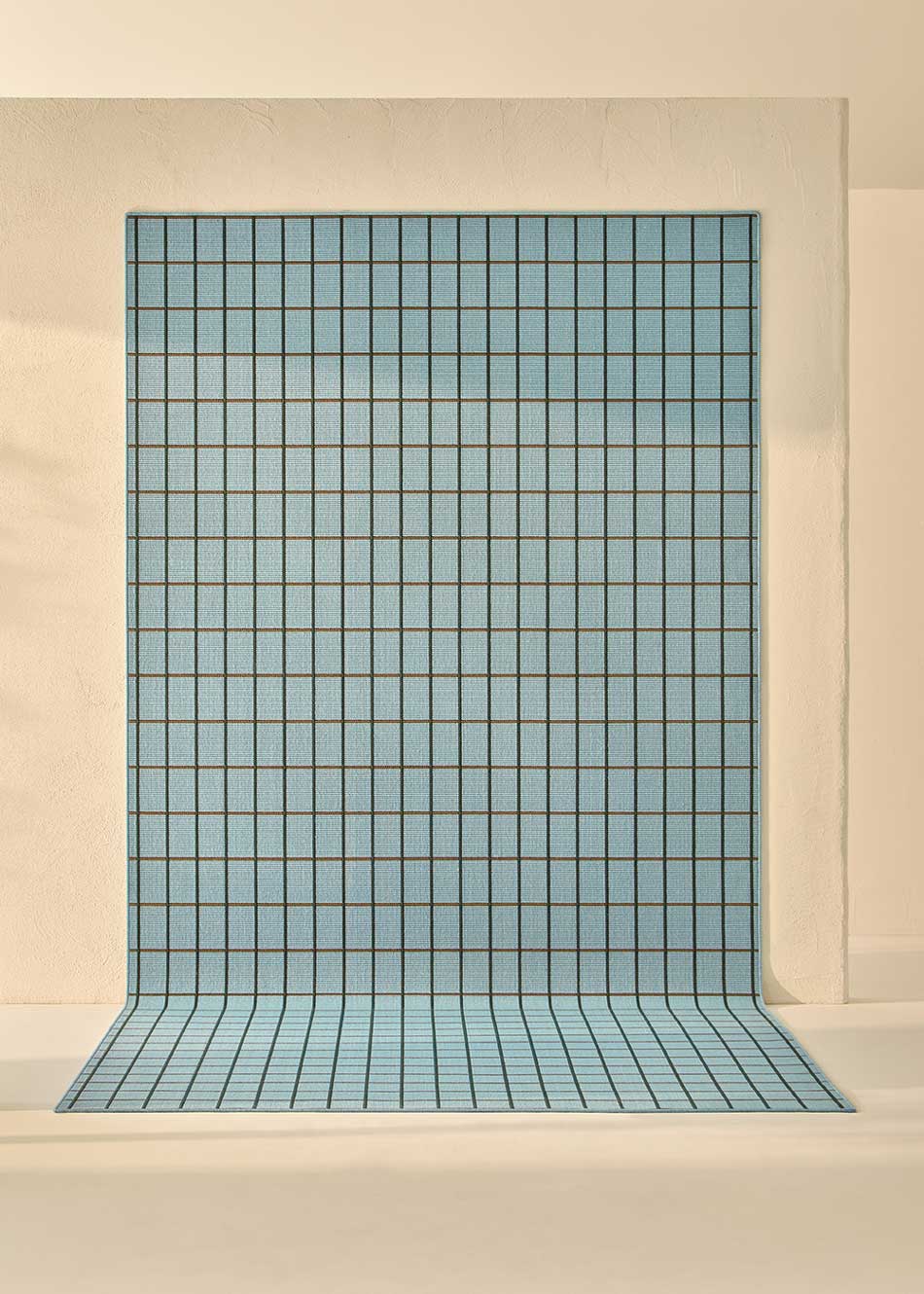 Alfombra fabricada en PET a partir de botellas de plástico recicladas de color azul en telar wilton de tejido plano.