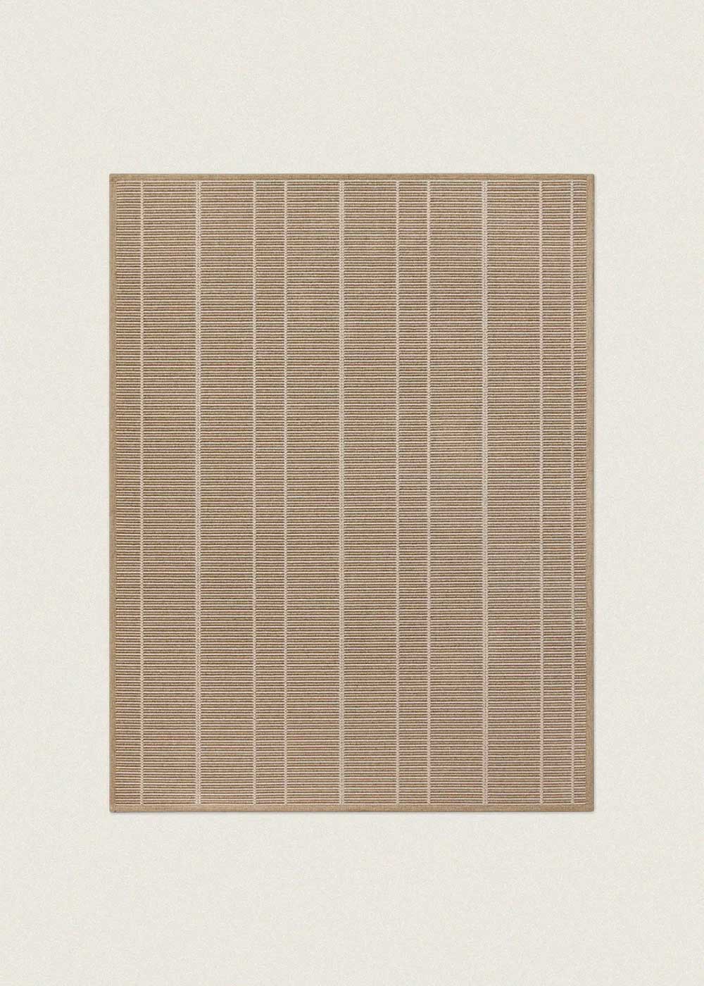 Alfombra fabricada en PET a partir de botellas de plástico recicladas de color beige en telar wilton de tejido plano.